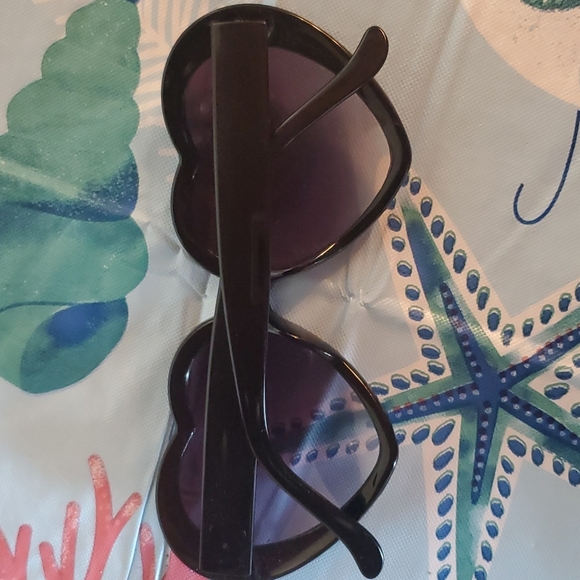 Black heart shaped sunglasses - Picture 4 of 4
